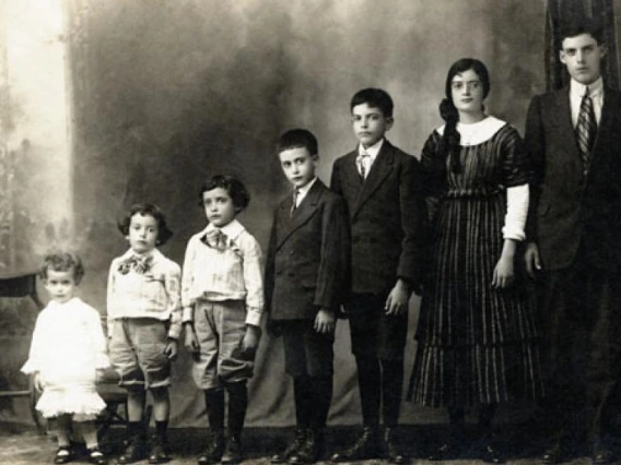 de la Torre children posing for a photograph in the early 20th century.