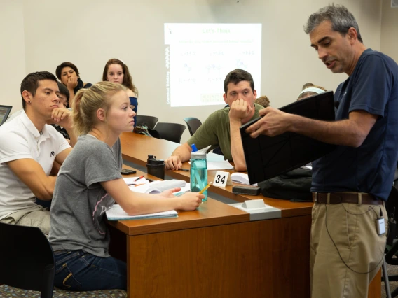 John Pollard teaching students in Weaver Library