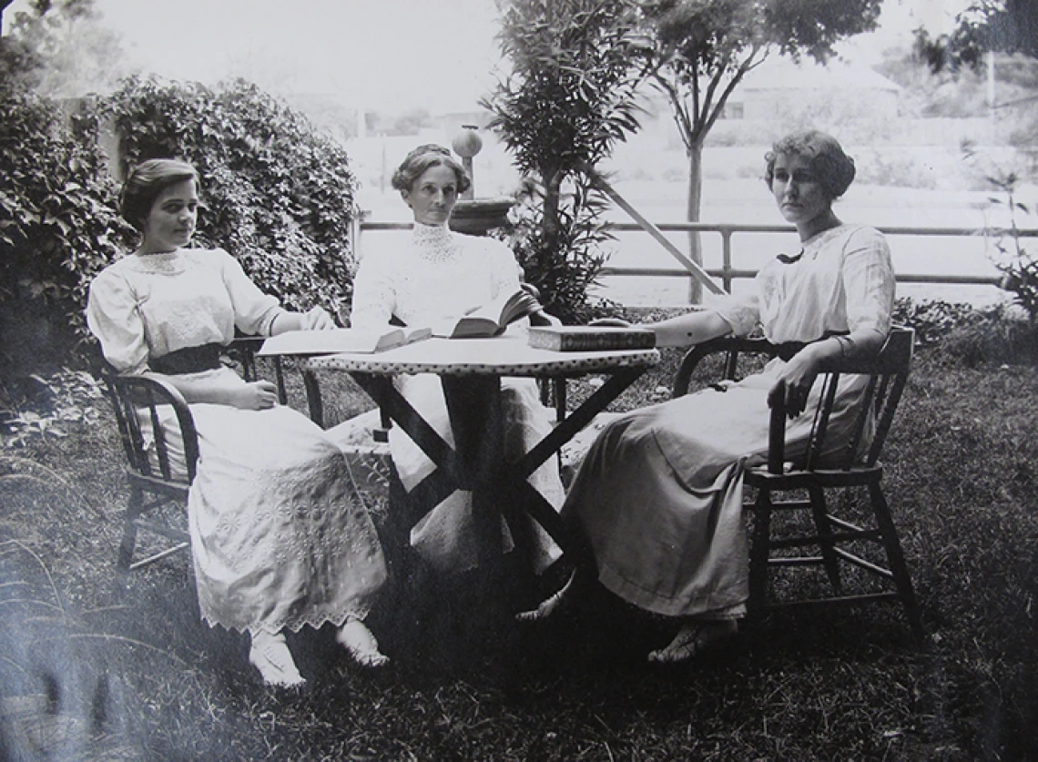 Gladys Virginia Gibbs Jones and two friends