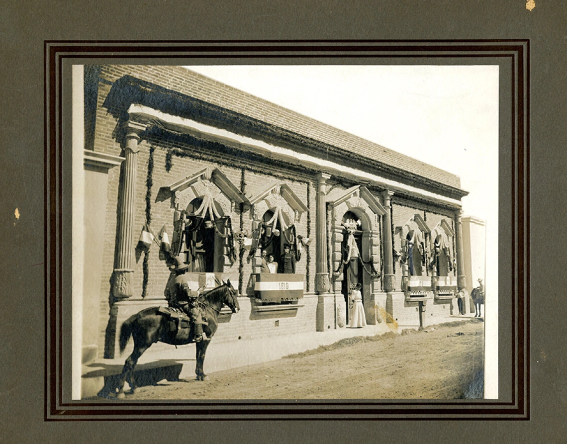 Man on a horse addressing a group on a balcony