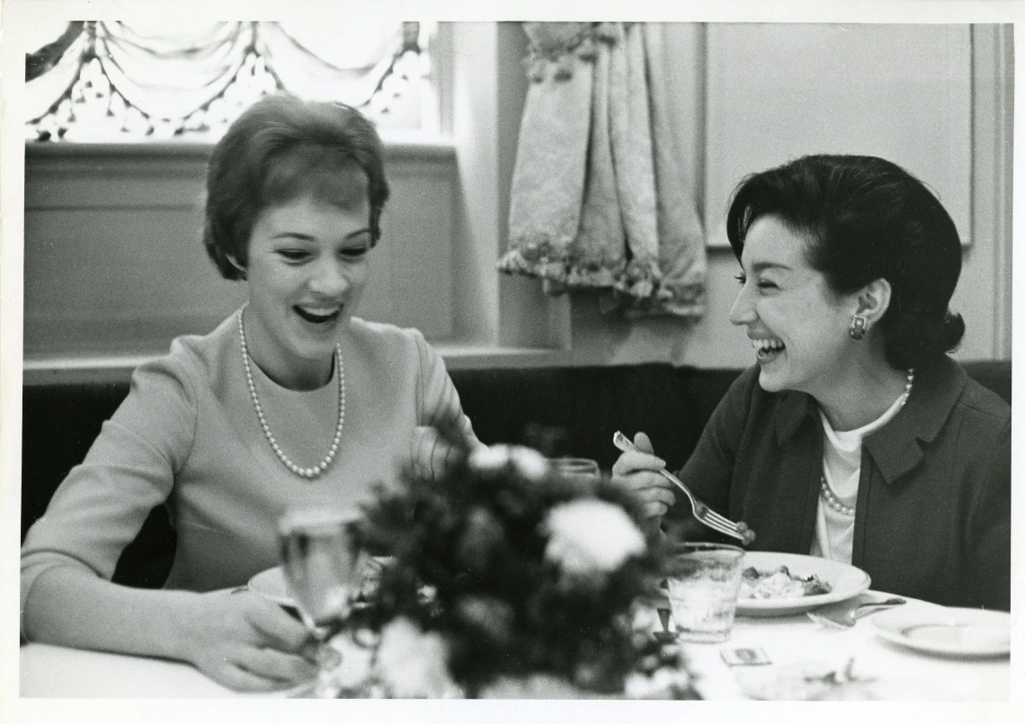 Lyn Tornabene dining with actress Julie Andrews, they both smile.