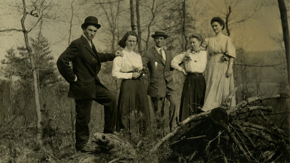 Swigart family portrait outdoors