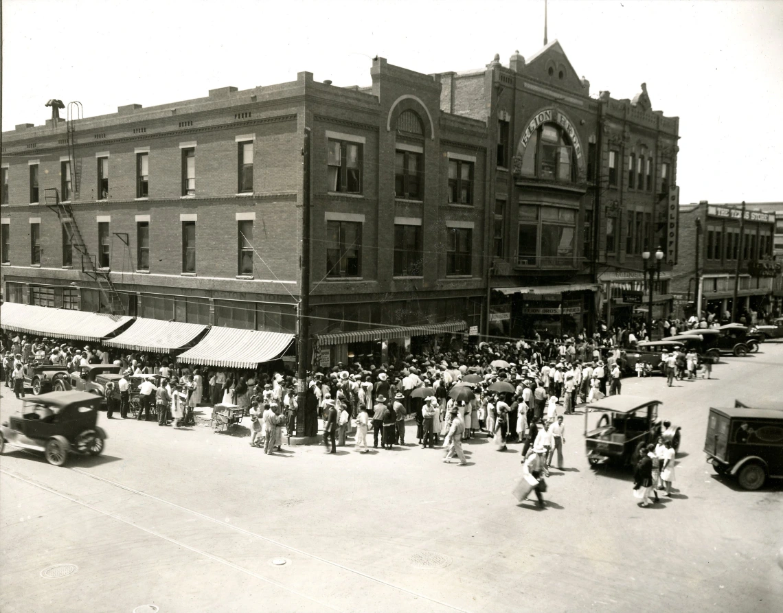 Crowds outside the Capin store