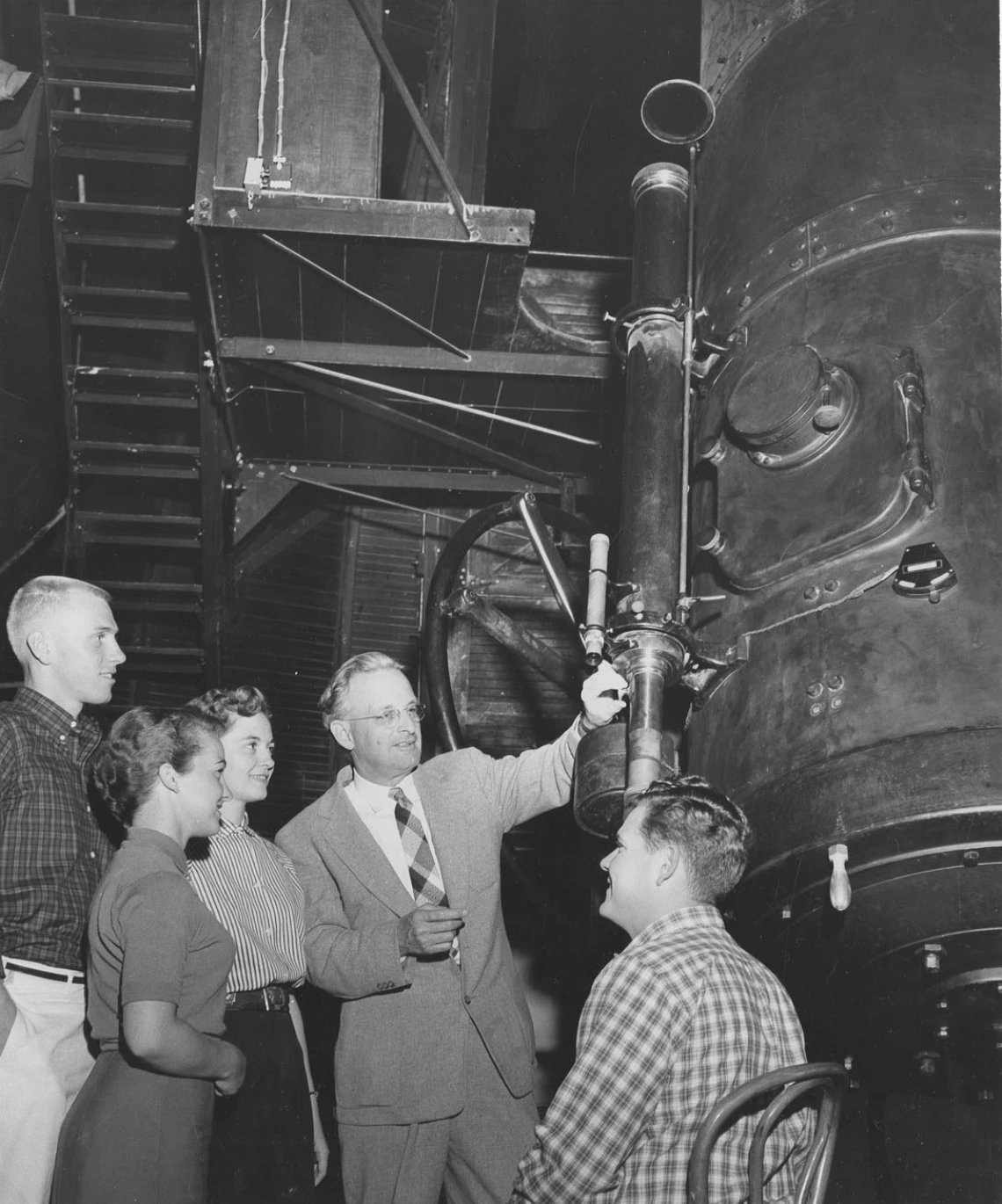 Dr. Edwin Carpenter showing University of Arizona students a telescope at Steward Observatory